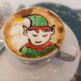 �Un piccolo disegno nella tazzina � in effetti un messaggio gentile che ti pu� cambiare la giornata�, conferma la 51enne Marianna, a cui Vito ha disegnato un grazioso elfo natalizio sul suo cappuccino